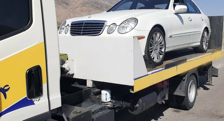 یدک کش در کنار خودرو در جاده