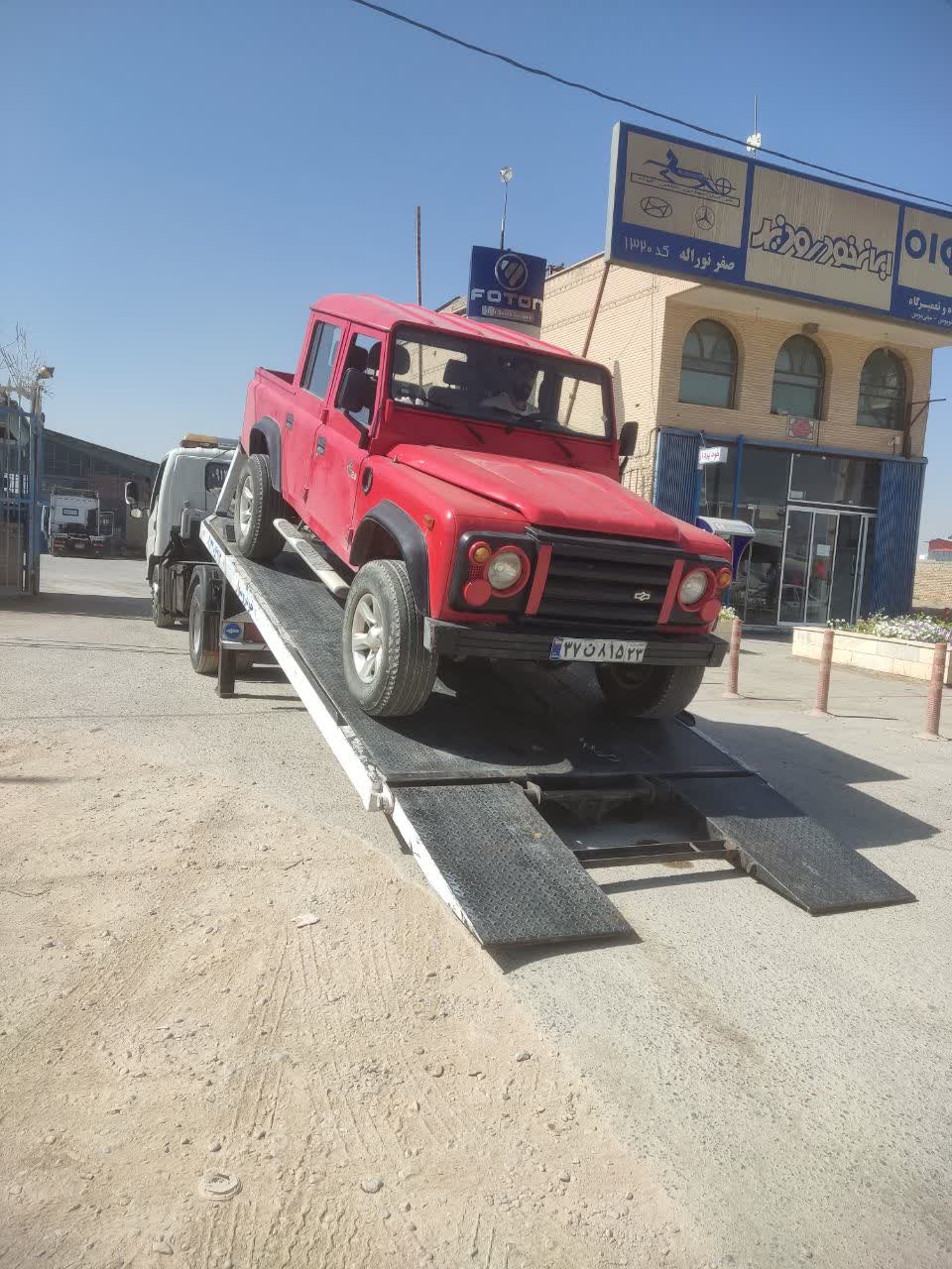 امدادگر در حال بررسی خودرو